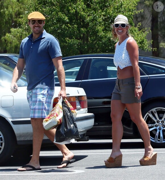 Britney Spears et son compagnon David Lucado après avoir fait du shopping dans un centre commercial à Los Angeles, le 13 juillet 2014