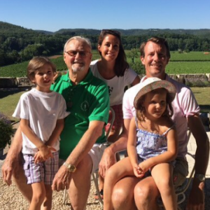 Le prince Joachim et la princesse Marie de Danemark avec leurs enfants le prince Henrik et la princesse Athena en vacances au château de Cayx en juillet 2016 avec le prince consort Henrik. Photo Instagram cour royale de Danemark.
