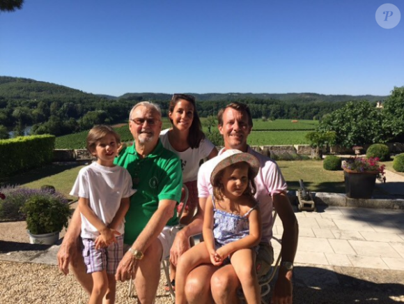 Le prince Joachim et la princesse Marie de Danemark avec leurs enfants le prince Henrik et la princesse Athena en vacances au château de Cayx en juillet 2016 avec le prince consort Henrik. Photo Instagram cour royale de Danemark.