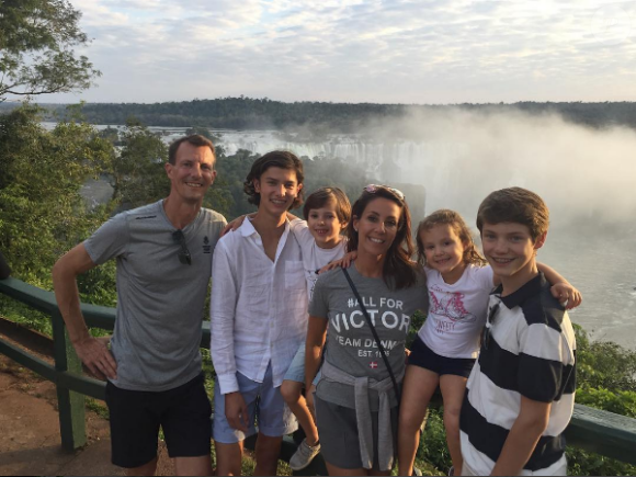 Le prince Joachim et la princesse Marie de Danemark avec leurs enfants Nikolai, Henrik, Athena et Felix fin juillet 2016 devant les chutes d'Iguazu, à la frontière entre le Brésil et l'Argentine, lors de leur séjour à l'occasion de l'ouverture des Jeux olympiques de Rio de Janeiro. Photo Instagram cour royale de Danemark.