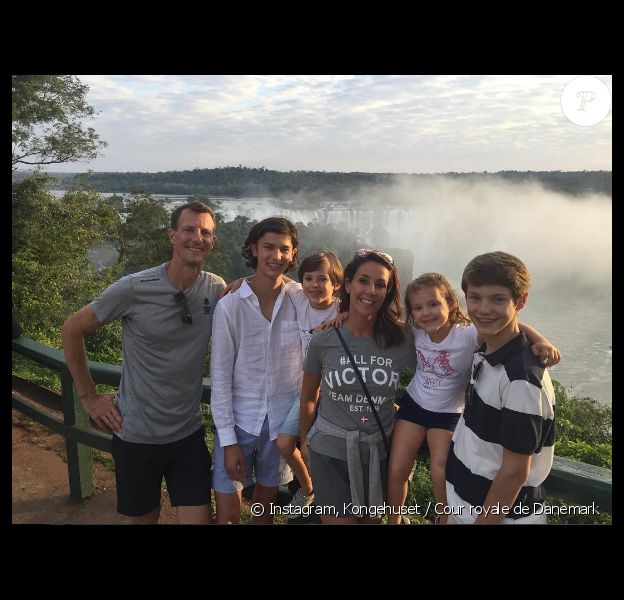 Le prince Joachim et la princesse Marie de Danemark avec leurs enfants Nikolai, Henrik, Athena et Felix fin juillet 2016 devant les chutes d'Iguazu, à la frontière entre le Brésil et l'Argentine, lors de leur séjour à l'occasion de l'ouverture des Jeux olympiques de Rio de Janeiro. Photo Instagram cour royale de Danemark.
