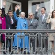 La princesse Mary, le prince Frederik, la reine Margrethe II, le prince Henrik, le prince Joachim et la princesse Marie de Danemark lors des célébrations du 76e anniversaire de la reine Margrethe depuis le balcon du palais Amalienborg à Copenhague le 16 avril 2016