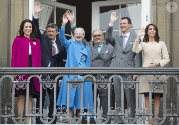 La princesse Mary, le prince Frederik, la reine Margrethe II, le prince Henrik, le prince Joachim et la princesse Marie de Danemark lors des célébrations du 76e anniversaire de la reine Margrethe depuis le balcon du palais Amalienborg à Copenhague le 16 avril 2016