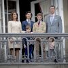 La princesse Marie, le prince Joachim de Danemark et leurs enfants, le prince Nikolai, le prince Henrik, le prince Felix et la princesse Athena lors des célébrations du 76e anniversaire de la reine Margrethe depuis le balcon du palais Amalienborg à Copenhague le 16 avril 2016