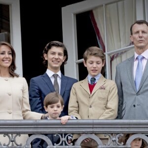 La princesse Marie, le prince Joachim de Danemark et leurs enfants, le prince Nikolai, le prince Henrik, le prince Felix et la princesse Athena lors des célébrations du 76e anniversaire de la reine Margrethe depuis le balcon du palais Amalienborg à Copenhague le 16 avril 2016