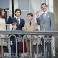 La princesse Marie, le prince Joachim de Danemark et leurs enfants, le prince Nikolai, le prince Henrik, le prince Felix et la princesse Athena lors des célébrations du 76e anniversaire de la reine Margrethe depuis le balcon du palais Amalienborg à Copenhague le 16 avril 2016