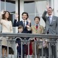 La princesse Marie, le prince Joachim de Danemark et leurs enfants, le prince Nikolai, le prince Henrik, le prince Felix et la princesse Athena lors des célébrations du 76e anniversaire de la reine Margrethe depuis le balcon du palais Amalienborg à Copenhague le 16 avril 2016