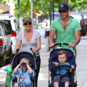 Amy Poehler et Will Arnett à New York avec leurs enfants, le 12 mai 2012
