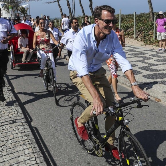 Le prince Joachim et la princesse Marie à vélo. La famille royale de Danemark, sous la houlette du prince Frederik, inaugurait le 2 août 2016 le pavillon danois Heart of Danemark sur la plage d'Ipanema, à Rio de Janeiro, installé dans le cadre des Jeux olympiques.