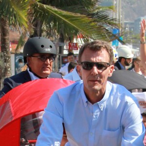 Le prince Joachim tracte ses enfants Henrik et Athena en vélo à Ipanema. La famille royale de Danemark, sous la houlette du prince Frederik, inaugurait le 2 août 2016 le pavillon danois Heart of Danemark sur la plage d'Ipanema, à Rio de Janeiro, installé dans le cadre des Jeux olympiques.