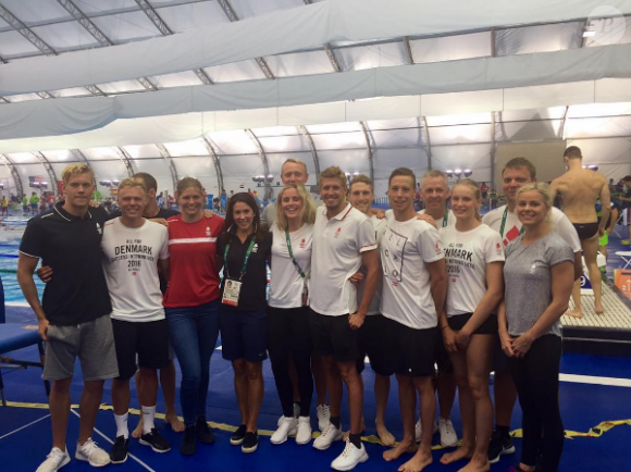 La princesse Mary de Danemark encourageant les nageurs de la délégation danoise à Rio de Janeiro avant l'ouverture des JO, le 3 août 2016.
