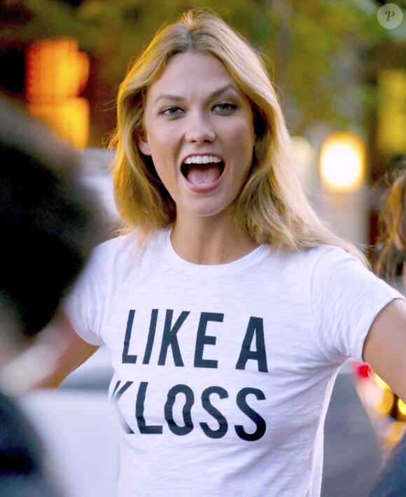 Karlie Kloss en pleine séance photo pour la nouvelle collection de vêtements "Express" à côté de Central Park à New York, le 6 juillet 2016