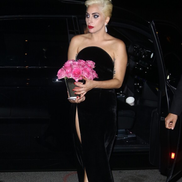 La chanteuse Lady Gaga rentre à son appartement après l'anniversaire de Tony Bennett dans le quartier de Manhattan à New York, le 3 août 2016.