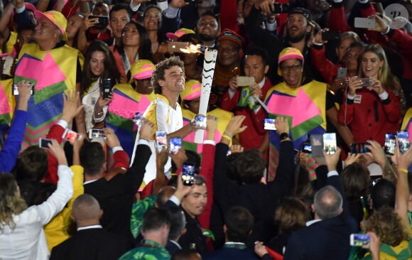 Gustavo Kuerten porte la flamme olympique - Cérémonie d'ouverture des JO à Rio, au Brésil, le 5 août 2016