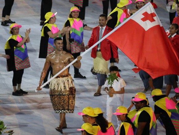 Pita Nikolas Taufatofua porte-drapeau pour le Tonga - Cérémonie d'ouverture des JO à Rio, au Brésil, le 5 août 2016