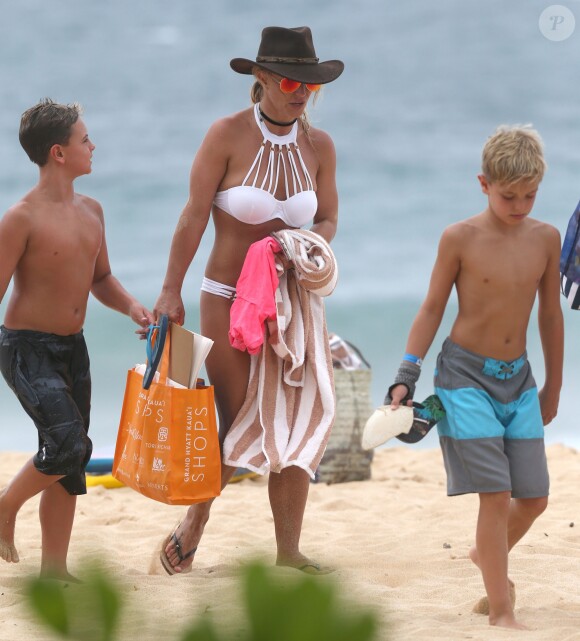 Britney Spears se relaxe sur une plage de Hawaï avec ses enfants Sean and Jaden à Hawaï le 5 aout 2016.