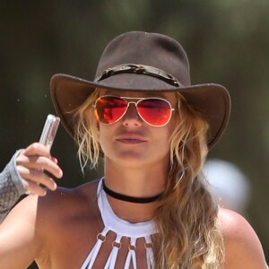 Britney Spears se relaxe sur une plage de Hawaï avec ses enfants Sean and Jaden à Hawaï le 5 aout 2016.