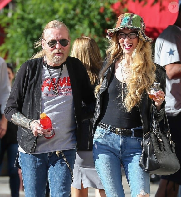 Gregg Allman et sa petite amie Shannon dans les rues de New York le 11 juin 2016
