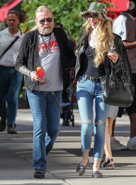Gregg Allman et sa petite amie Shannon dans les rues de New York le 11 juin 2016