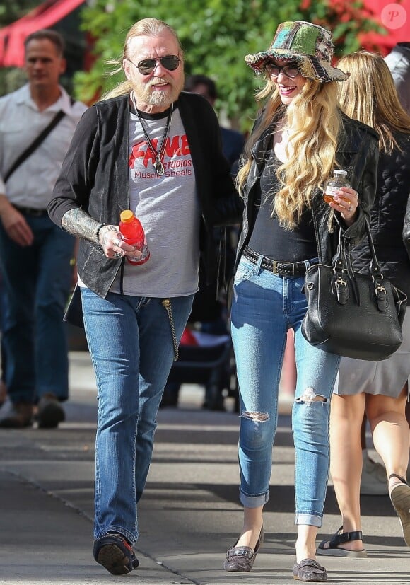 Gregg Allman et sa petite amie Shannon dans les rues de New York le 11 juin 2016