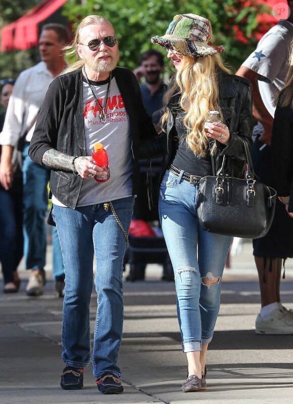 Gregg Allman et sa petite amie Shannon dans les rues de New York le 11 juin 2016