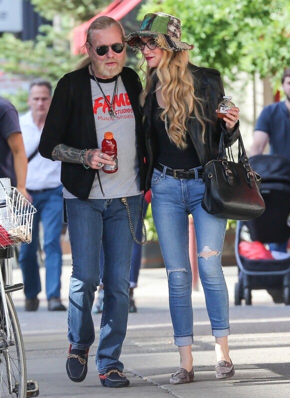 Gregg Allman et sa petite amie Shannon dans les rues de New York le 11 juin 2016