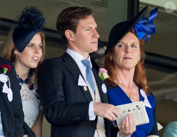 La princesse Beatrice d'York et son compagnon Dave Clark, Sarah Ferguson au Royal Ascot, le 19 juin 2015. Le couple s'est séparé à l'été 2016 après dix ans de relation.