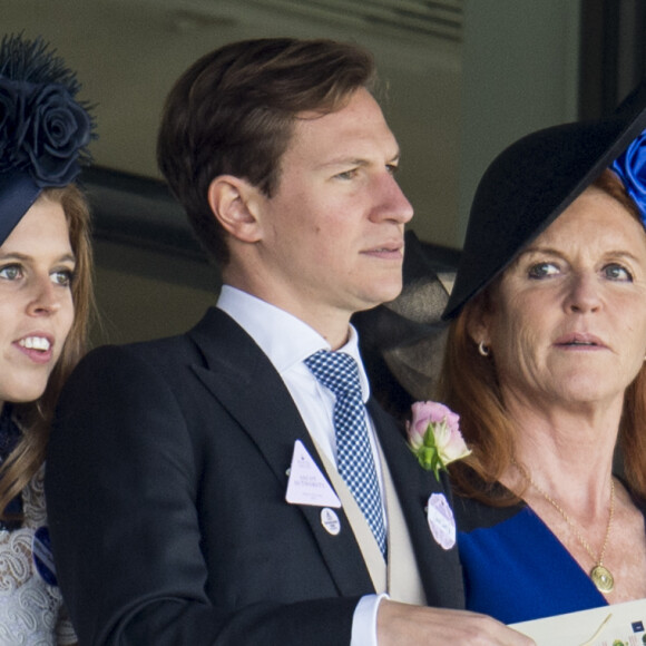 La princesse Beatrice d'York et son compagnon Dave Clark, Sarah Ferguson au Royal Ascot, le 19 juin 2015. Le couple s'est séparé à l'été 2016 après dix ans de relation.