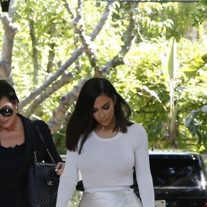 Kim, Kourtney, Khloé Kardashian et leur mère Kris Jenner - La famile Kardashian lors du tournage de la télé-réalité "L'Incroyable Famille Kardashian" à Woodland Hills le 5 août 2016.