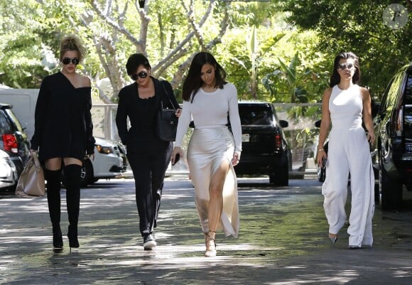 Kim, Kourtney, Khloé Kardashian et leur mère Kris Jenner - La famile Kardashian lors du tournage de la télé-réalité "L'Incroyable Famille Kardashian" à Woodland Hills le 5 août 2016.