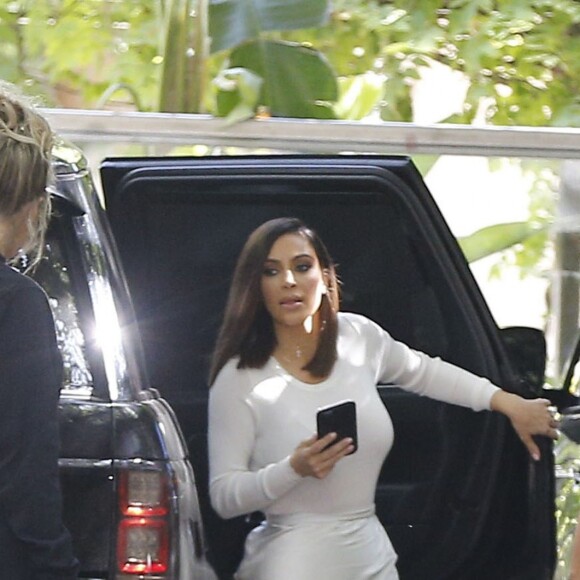 Kim, Kourtney et Khloé Kardashian - La famile Kardashian lors du tournage de la télé-réalité "L'Incroyable Famille Kardashian" à Woodland Hills le 5 août 2016.
