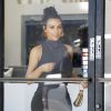 Kim Kardashian a fait un stop dans un salon de manucure à West Hollywood Los Angeles, le 22 Juillet 2016