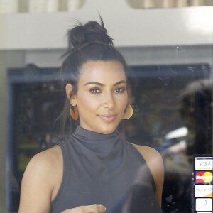 Kim Kardashian a fait un stop dans un salon de manucure à West Hollywood Los Angeles, le 22 Juillet 2016