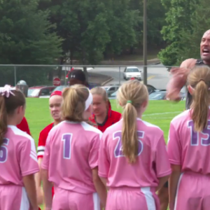 Dwayne Johnson fait un haka avec des petites filles sur le tournage de Fast & Furious 8. (capture d'écran)