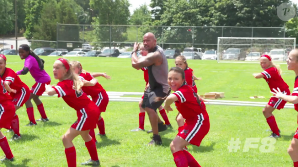 Dwayne Johnson fait un haka avec des petites filles sur le tournage de Fast & Furious 8. (capture d'écran)
