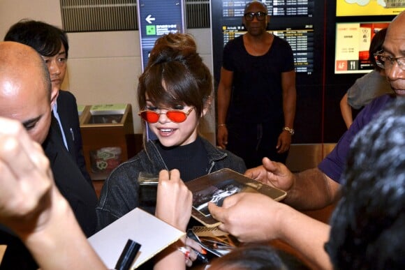 Selena Gomez signe des autographes à l'aéroport de Tokyo le 1er août 2016