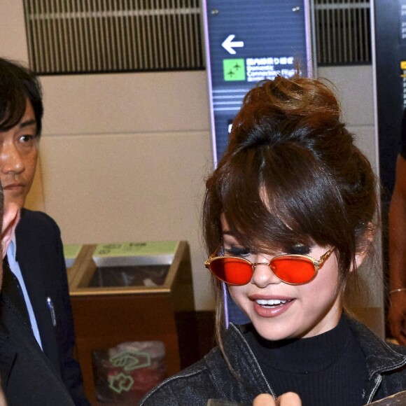 Selena Gomez signe des autographes à l'aéroport de Tokyo le 1er août 2016