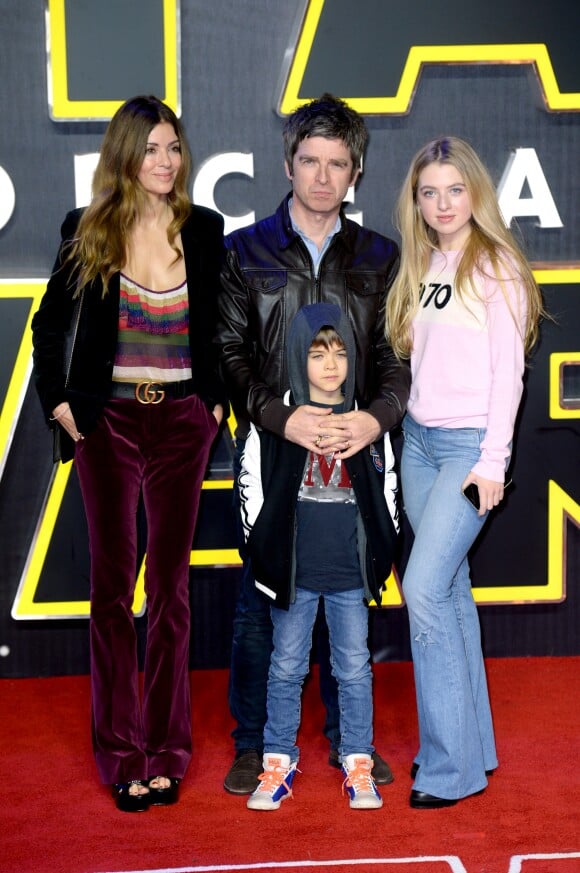 Noel Gallagher, son épouse Sara MacDonald, leur fils Donovan et Anaïs (fille de Noel) à Londres, le 16 décembre 2015.