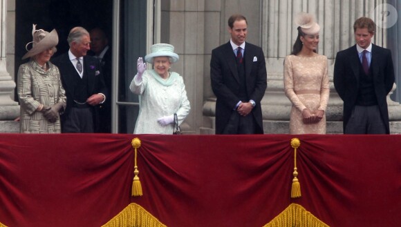 La Duchesse de Cornwall, le Prince de Galles, la Reine Elizabeth II, Le Duc et la Duchesse de Westminster et le Prince Prince Harry au balcon de Buckingham Palace à Londres, le 5 juin 2012