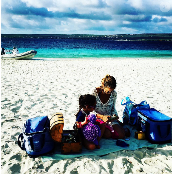 Lisa Singer et sa fille Dylan en pleine chasse au trésor. La directrice de casting s'est fiancée au petit-fils du célèbre explorateur, Fabien Cousteau. Photo publiée sur Instagram en juillet 2016