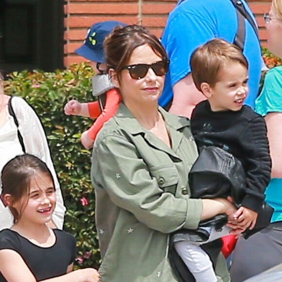 Sarah Michelle Gellar est allée chercher ses enfants Charlotte Prinze et Rocky Prinze à leur cours de danse à Los Angeles. Accompagnée de sa mère, elle emmène ses enfants visiter une caserne de pompiers. Le 14 mai 2016