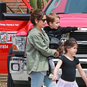 Sarah Michelle Gellar est allée chercher ses enfants Charlotte Prinze et Rocky Prinze à leur cours de danse à Los Angeles. Accompagnée de sa mère, elle emmène ses enfants visiter une caserne de pompiers. Le 14 mai 2016