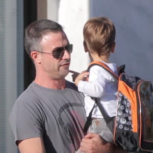 Exclusif - Freddie Prinze Jr. et son fils Rocky se promènent à Santa Monica, le 26 octobre 2015.