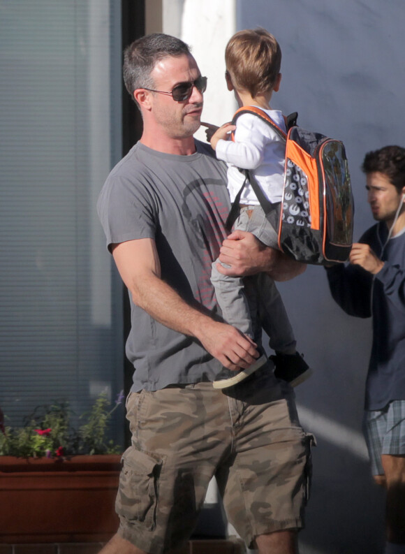 Exclusif - Freddie Prinze Jr. et son fils Rocky se promènent à Santa Monica, le 26 octobre 2015.