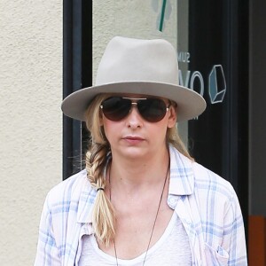 Semi-Exclusif - Sarah Michelle Gellar sort d'un café Starbucks à Los Angeles, le 23 juillet 2015 où elle a pris un café glacé à emporter.