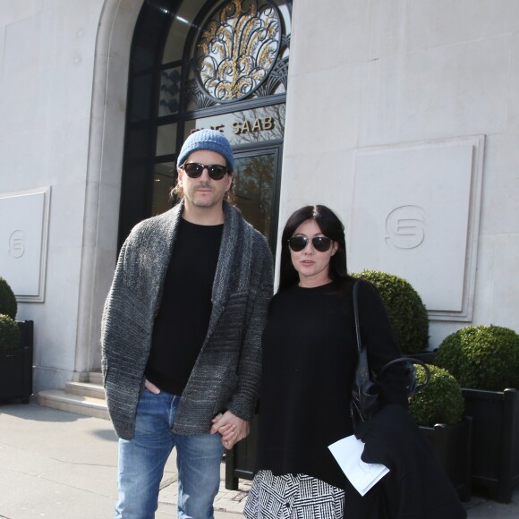 Exclusif - Shannen Doherty et son mari Kurt Iswarienko - Les acteurs de la série "Buffy contre les Vampires" quittent l'hôtel de Sers à Paris le 18 mars 2016. Ils sont attendus à la convention "Witches VS Vampires"qui se déroulera les 19 et 20 mars 2016 à Paris. © Denis Guignebourg / Bestimage