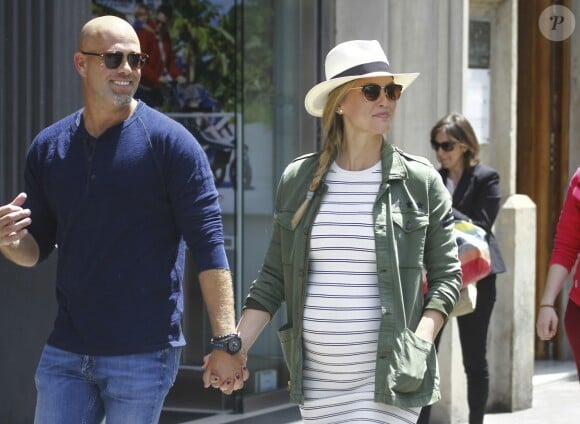 Bar Refaeli, enceinte et son mari Adi Ezra se promènent lors de leurs vacances à Barcelone, le 26 mai 2016.