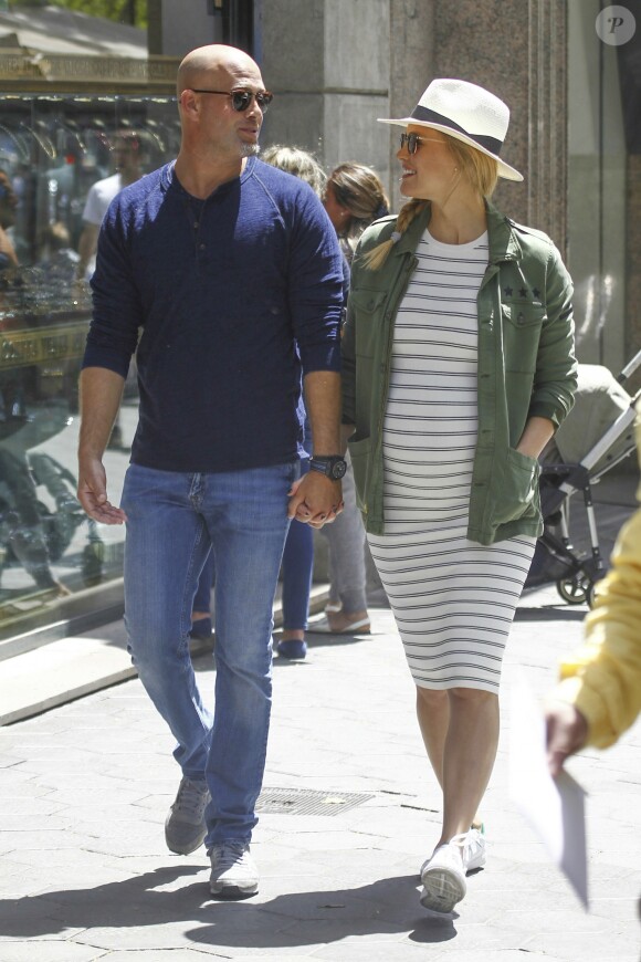 Bar Refaeli, enceinte et son mari Adi Ezra se promènent lors de leurs vacances à Barcelone, le 26 mai 2016.