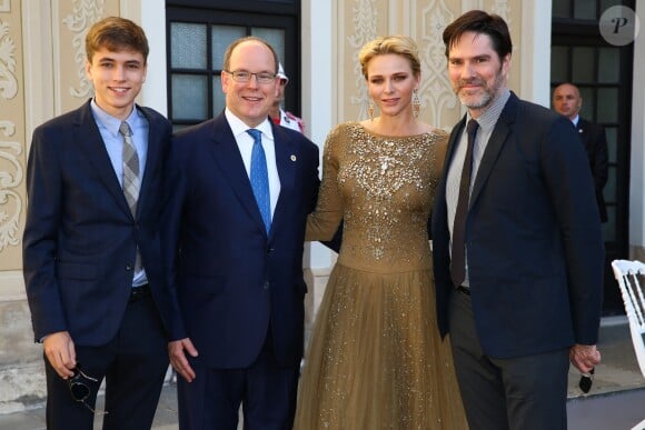 Le prince Albert II de Monaco et sa femme la princesse Charlène avec Thomas Gibson et son fils lors d'un cocktail au Palais Princier dans le cadre du 56ème Festival de la télévision de Monte-Carlo à Monaco le 14 juin 2016.