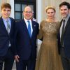 Le prince Albert II de Monaco et sa femme la princesse Charlène avec Thomas Gibson et son fils à un cocktail au Palais Princier dans le cadre du 56ème Festival de la télévision de Monte-Carlo à Monaco le 14 juin 2016